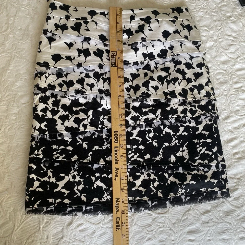 White House Black Market Pencil Skirt 4 Black White Excellent‎ Tiered Floral